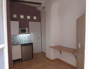 Cocina pequeña con microondas y mesa abatible