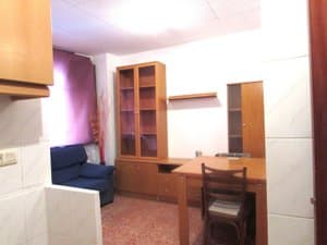 Comedor con sofá, vitrina y mesa