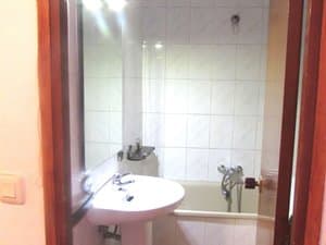 Baño con lavabo y bañera