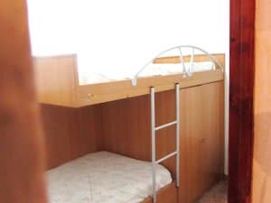 Dormitorio con cama alta y armario