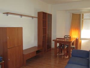 Salón comedor con mueble, mesa y sofá