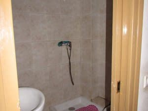Baño con plato de ducha y lavabo