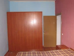 Dormitorio con armario grande de madera