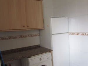 Cocina con frigorífico y lavadora