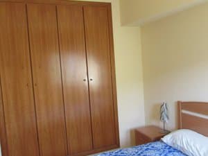 Dormitorio con armario empotrado de madera