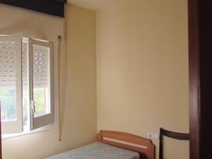 Dormitorio con cama individual y ventana