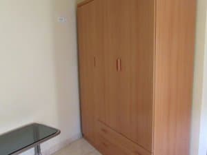 Dormitorio con armario y mesa de cristal