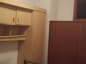 Estancia con mueble de madera y puerta