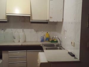 Cocina con fregadero doble y muebles blancos