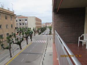 Terraza con vistas a una avenida arbolada