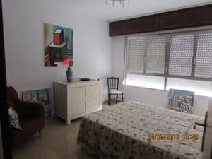 Dormitorio con cama de matrimonio y cómoda