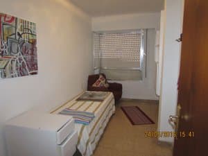Dormitorio con cama individual y ventana