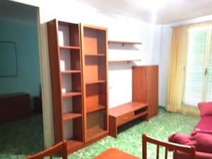 Comedor con mueble librería y ventanal
