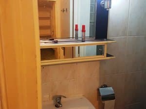 Baño con lavabo, espejo y estante