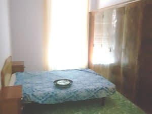 Dormitorio con cama y armario de madera
