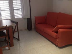 Comedor con sofá, mesa y ventana