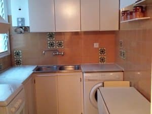 Cocina con fregadero doble y lavadora