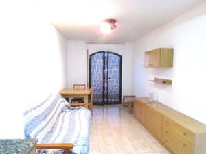 Comedor con sofá, mesa y puerta balconera