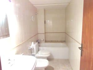 Baño con bañera, lavabo y bidé