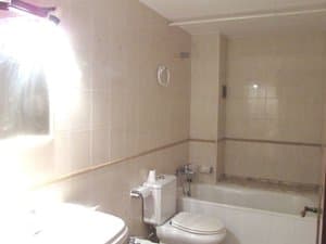 Baño con bañera e inodoro
