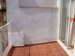 Terraza con suelo de baldosa y barandilla