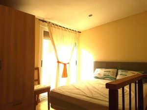 Dormitorio con cama de matrimonio y salida a la terraza