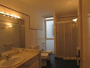 Baño con lavabo sobre encimera y ducha de mampara