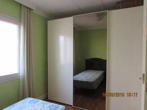 Dormitorio con armario de puertas correderas