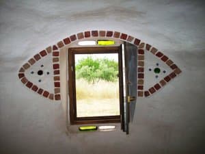 Ventana con marco decorado de mosaico