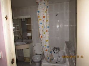 Baño con bañera, cortina y lavabo