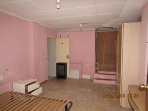 Estancia con paredes rosas y escalones