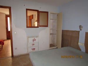 Dormitorio con ventana interior y armario
