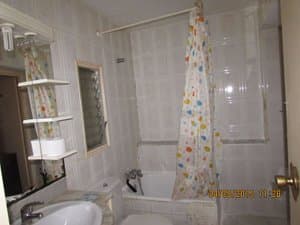 Baño con bañera y estantes