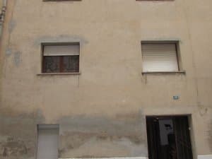 Fachada de la casa con ventanas y puerta