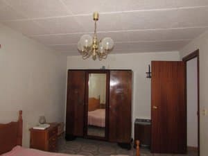 Dormitorio con armario de espejo