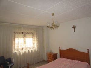 Dormitorio con cama de matrimonio y ventana
