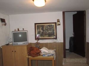 Comedor con mueble de televisión y cuadro