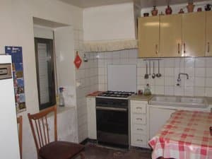 Cocina con cocina de gas y mesa