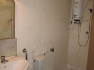 Baño con lavabo y termo