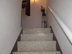 Escalera con pasamanos