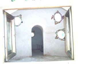 Interior abovedado con ventanas de mosaico