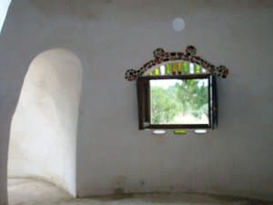 Interior con arco y ventana decorada