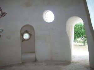 Interior con ventana redonda y salida al exterior
