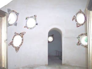 Interior con arco y ventanas redondas decoradas