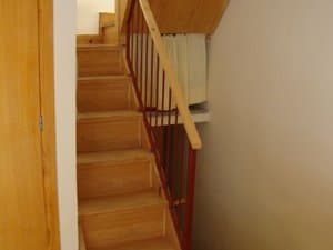 Escalera de madera entre plantas