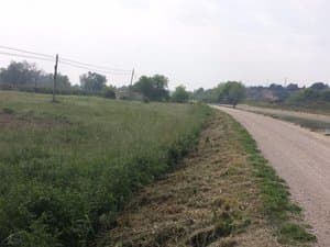 Terreno junto al camino de grava