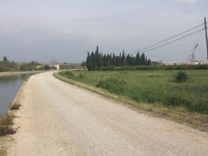 Camino de grava junto al canal