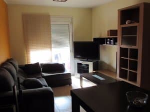 Salón con sofá rinconera y mueble de televisión