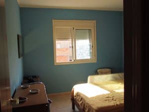 Dormitorio con cama y ventana
