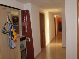Pasillo con mueble y puertas de madera